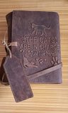 Kleines, ledergebundenes Tagebuch mit „Cats In Charge“-Design