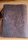 Kleines, ledergebundenes Tagebuch im „Gone To The Pub“-Design